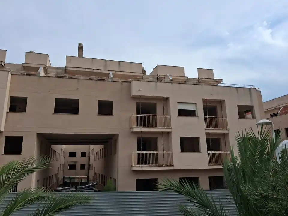 Fachada con el paso al patio interior