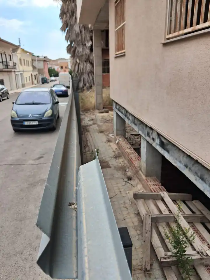 Lateral junto a la calle, estructura de planta baja