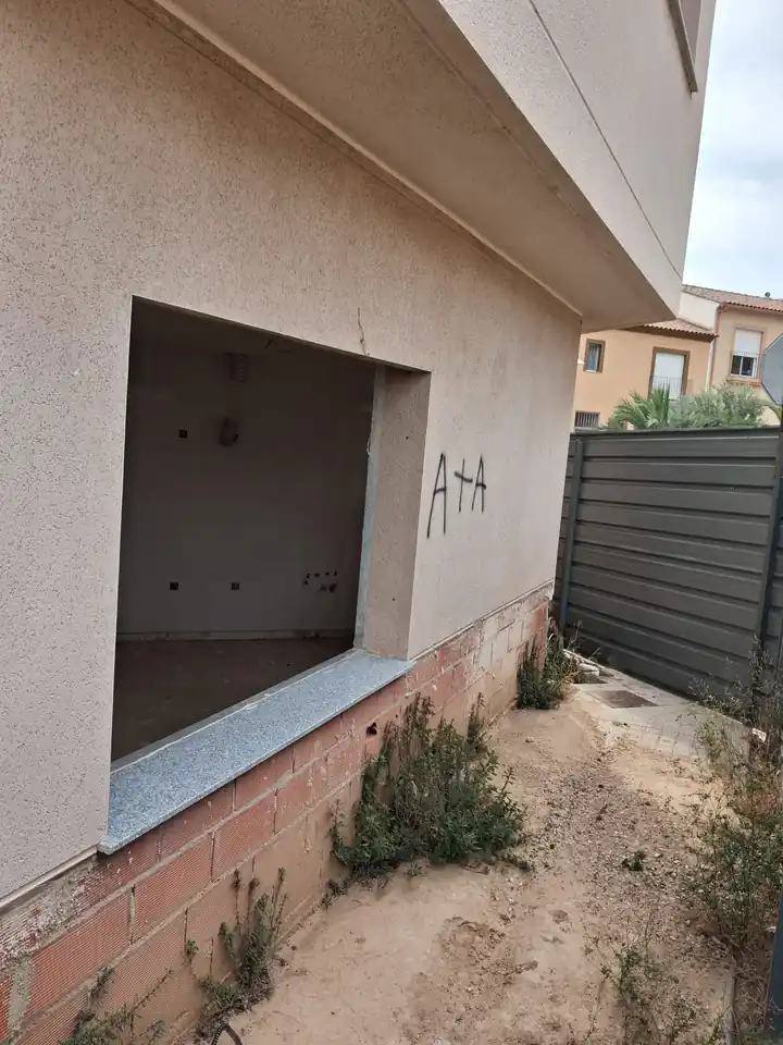 Lateral del edificio en planta baja